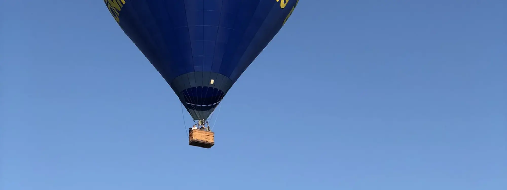 Zwei Ballon am blauen Himmel.
